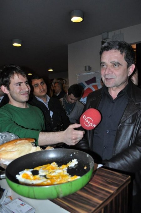 Öğrenciler, Mümtazer Türköne'ye Bu Kez Sahanda Yumurta İkram Etti