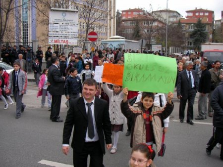 Öğrenciler, Okullarının Kendilerine Geri Verilmesi İçin Eylem Yaptı