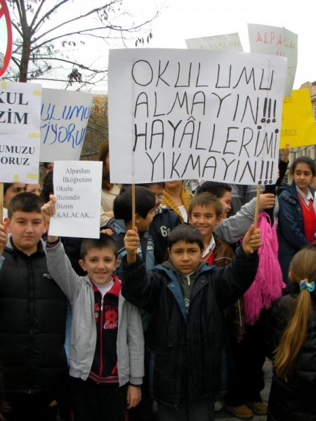 Öğrenciler, Okullarının Kendilerine Geri Verilmesi İçin Eylem Yaptı