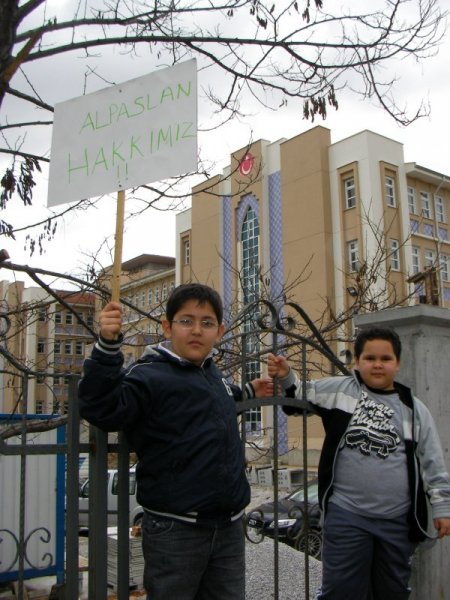 Öğrenciler, Okullarının Kendilerine Geri Verilmesi İçin Eylem Yaptı