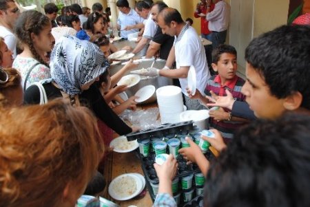 Öğrenciler, okullarının pilav gününde deve turuna çıktı