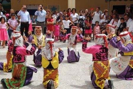 Öğrenciler, okullarının pilav gününde deve turuna çıktı