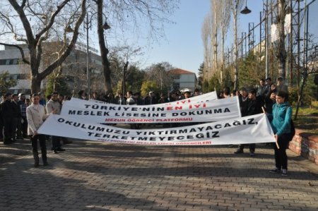 Öğrenciler, okullarının yıkılmaması için yol kapattı