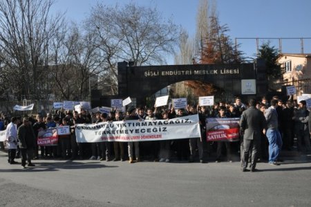 Öğrenciler, okullarının yıkılmaması için yol kapattı