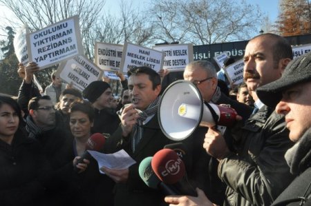 Öğrenciler, okullarının yıkılmaması için yol kapattı