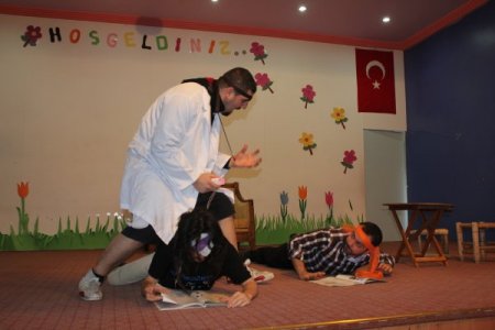 Öğrenciler, sınav stresini tiyatro ile atıyor
