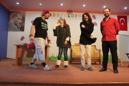 Öğrenciler, sınav stresini tiyatro ile atıyor