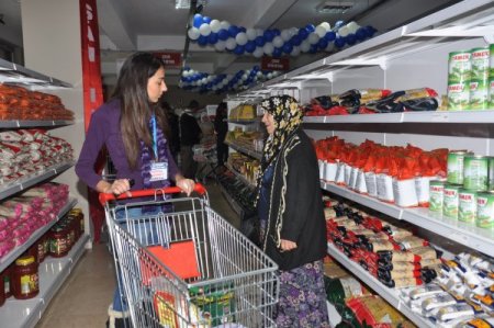 Öğrenciler, Sosyal Market'te gönüllü çalışıyor