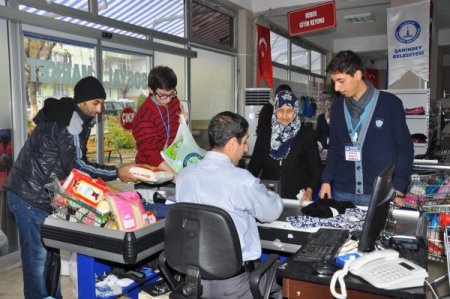 Öğrenciler, Sosyal Market'te gönüllü çalışıyor