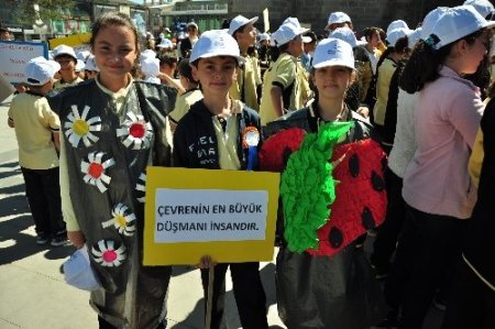 Öğrenciler, temiz bir çevre için mesaj verdi