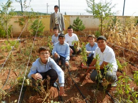 Öğrenciler, uygulama bahçesinde ürünlerini topladı