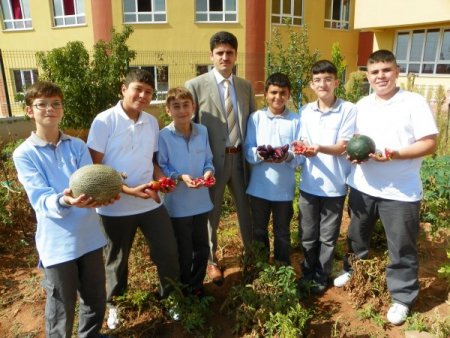 Öğrenciler, uygulama bahçesinde ürünlerini topladı