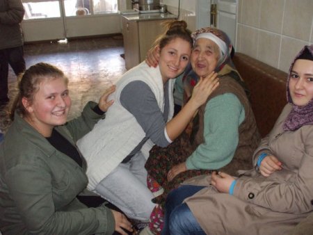 Öğrenciler, yaşlıları ziyaret etti