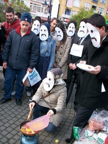 Öğrenciler, Yumurta Atılmasını Protesto Edip, Vatandaşlara Sucuklu Yumurta Dağıttı