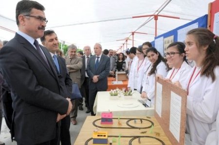 Öğrenciler araştırma projelerini Bilim Fuarı'nda sergiledi