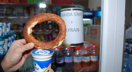 Öğrenciler askıda simit, ayran uygulaması başlattı
