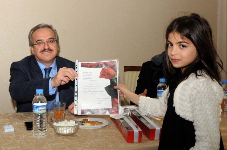 Öğrenciler belediyeye güllü dilekçe verdi