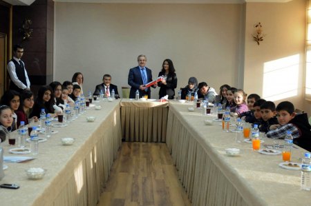 Öğrenciler belediyeye güllü dilekçe verdi