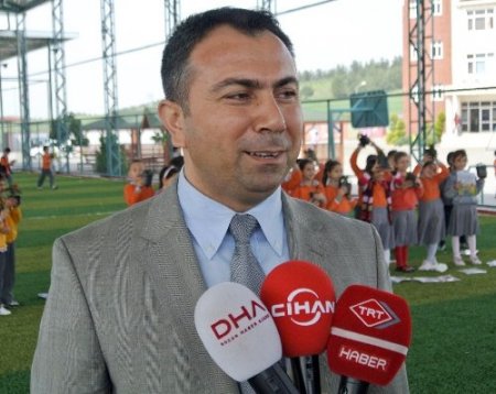 Öğrenciler çiçeklere kitap okuyor