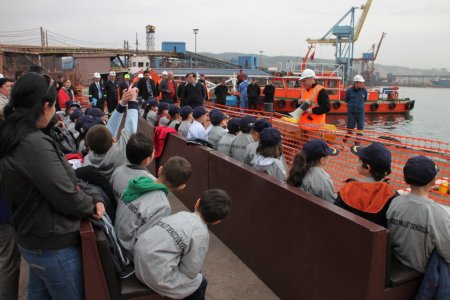 Öğrenciler deniz temizleme tatbikatını izledi