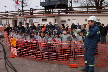 Öğrenciler deniz temizleme tatbikatını izledi