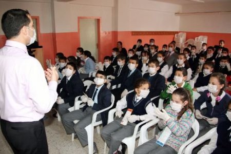 Öğrenciler Domuz Gribi Hakkında Bilgilendiriliyor