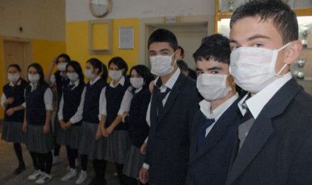 Öğrenciler Domuz Gribinden 'dezenmatik' İle Korunuyor