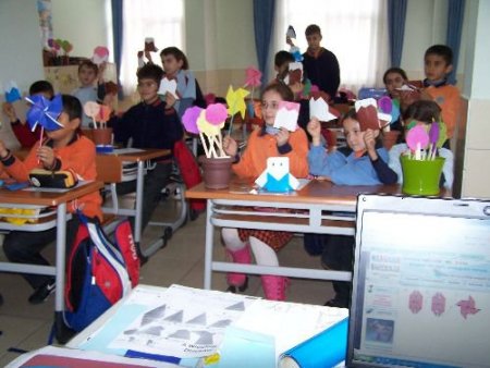 Öğrenciler Düşünce Kaslarını Geliştirmek İçin Origami Yapıyor