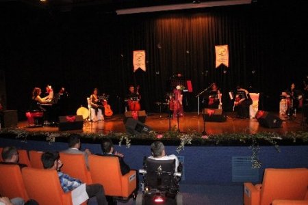 Öğrenciler engelliler için konser verdi, resim sergisi açtı
