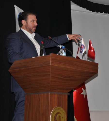 Öğrenciler gazeteci Yiğit Bulut’a yumurta attı