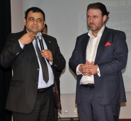 Öğrenciler gazeteci Yiğit Bulut’a yumurta attı