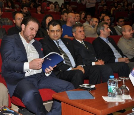 Öğrenciler gazeteci Yiğit Bulut’a yumurta attı