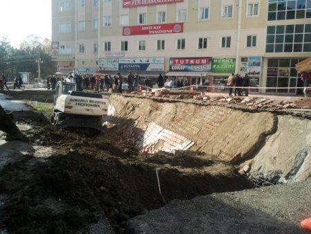 Öğrenciler geçerken köprü yıkıldı