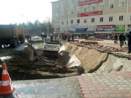 Öğrenciler geçerken köprü yıkıldı