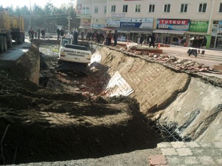Öğrenciler geçerken köprü yıkıldı