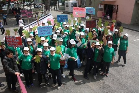 Öğrenciler 'Gençlerin İyilik Ağacı' projesiyle caddede çöp topladı