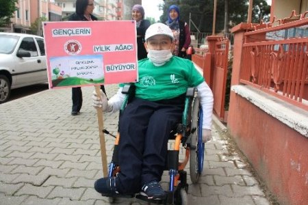 Öğrenciler 'Gençlerin İyilik Ağacı' projesiyle caddede çöp topladı