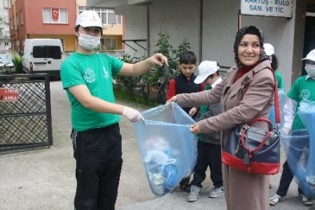 Öğrenciler 'Gençlerin İyilik Ağacı' projesiyle caddede çöp topladı