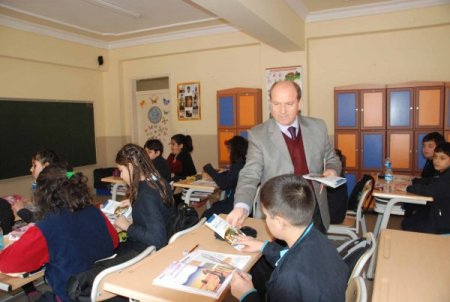 Öğrenciler Güvenli İnternet Konusunda Broşürle Bilgilendiriliyor