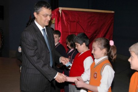 Öğrenciler Hacivat-karagöz'le Trafik Kurallarını Öğreniyor