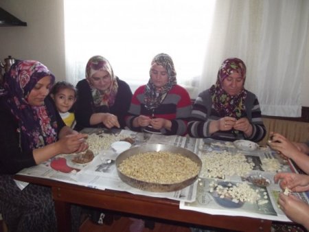 Öğrenciler İçin Mantı Yapıp Sarma Sarıyorlar