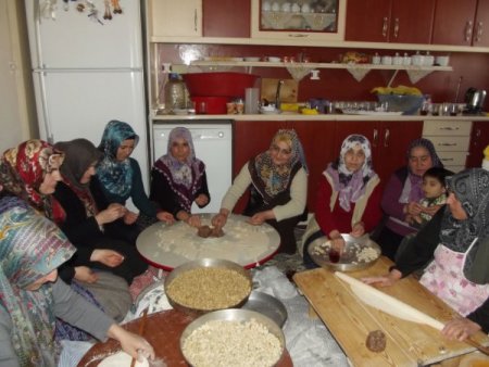 Öğrenciler İçin Mantı Yapıp Sarma Sarıyorlar