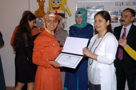 Öğrenciler kardeşlerinin sınıfını yeniledi