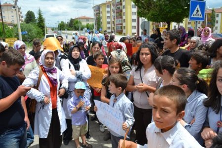 Öğrenciler Karne Gününde Yol Kapattı
