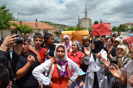 Öğrenciler Karne Gününde Yol Kapattı