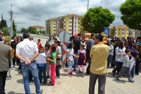 Öğrenciler Karne Gününde Yol Kapattı