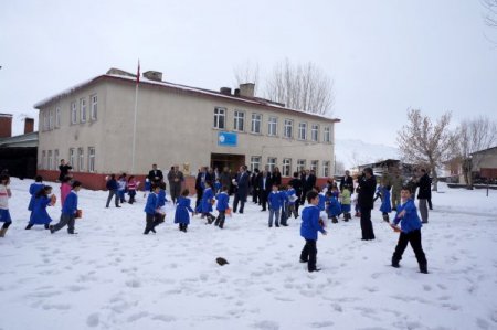 Öğrenciler karne sevincini kartopu oynayarak çıkardı