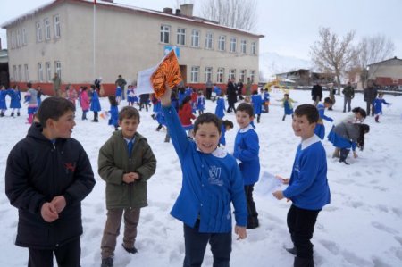 Öğrenciler karne sevincini kartopu oynayarak çıkardı