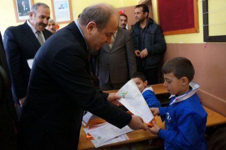 Öğrenciler karne sevincini kartopu oynayarak çıkardı