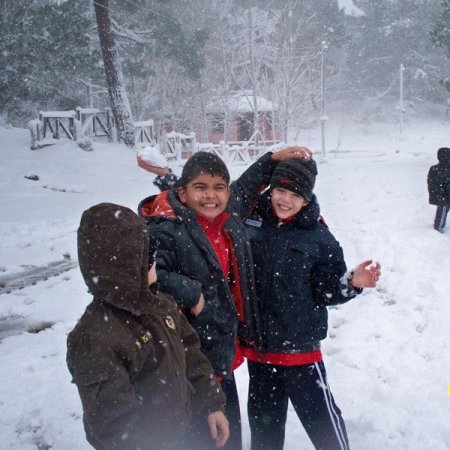 Öğrenciler Kazdağları'nda karda stres attı